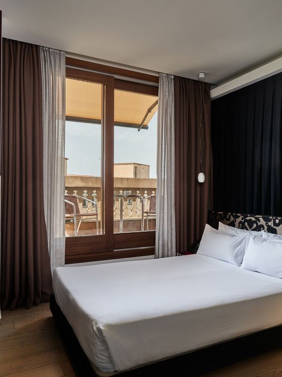 Bed of the superior room of the Mercer Hotel Casa Torner i Güell